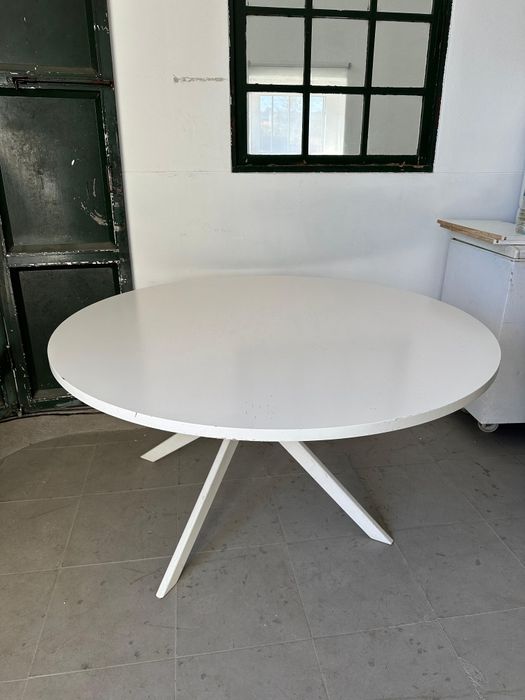 Mesa de sala ou escritório cor branca.