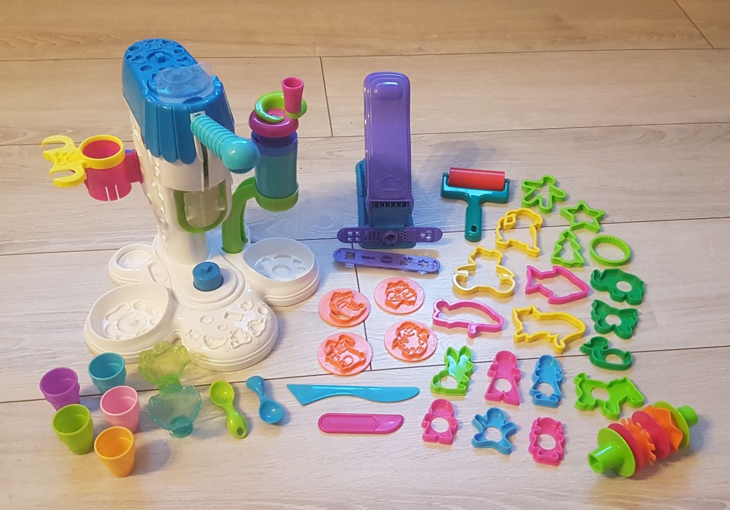 Play Doh duża lodziarnia  + gratis