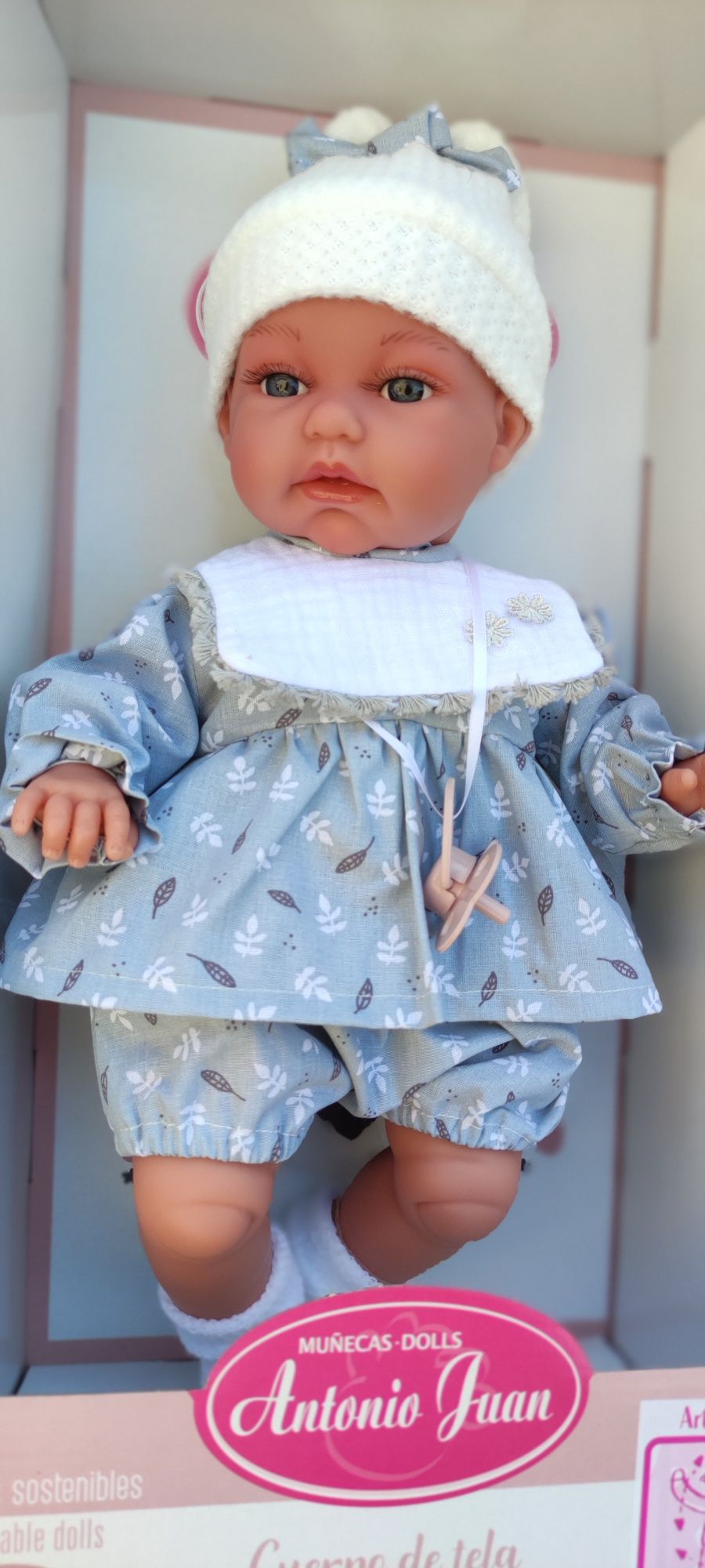 Lalka Antonio Juan Baby Toneta Posturitas con hojitas 34 cm