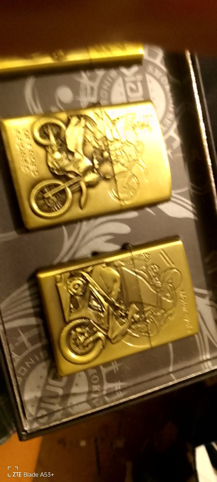 isqueiros tipo Zippo novos e em caixa de 4 unidades