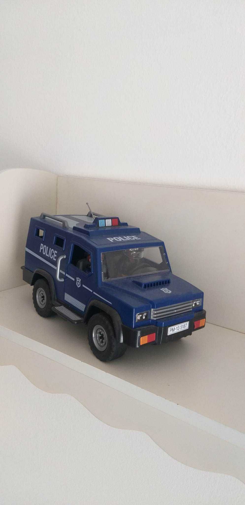 Carro de polícia Playmobil com barco atrelado