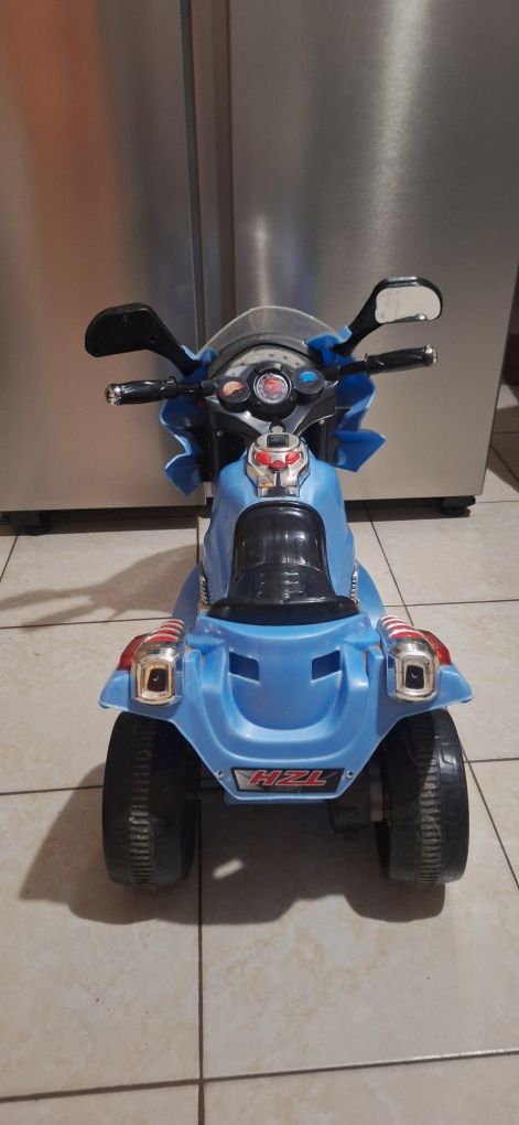 Motorek na akumulator, świeci, jeździ, gra
