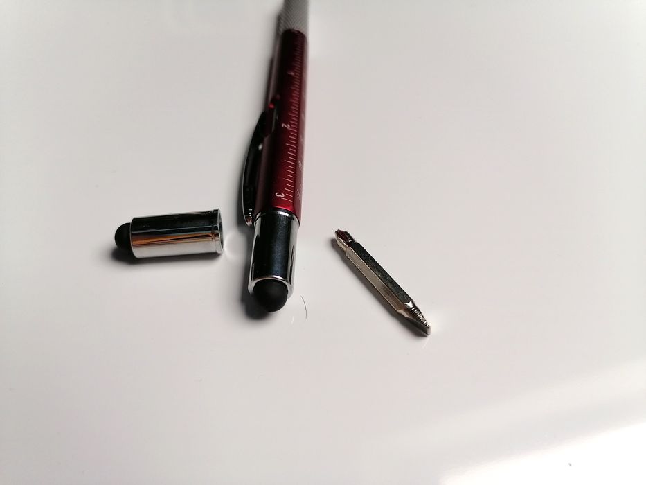 Nowy długopis z poziomicą i śrubokrętem