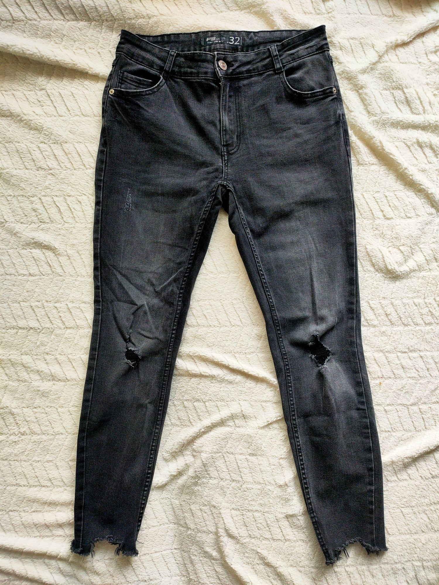 Czarne spodnie dżinsowe z przetarciami