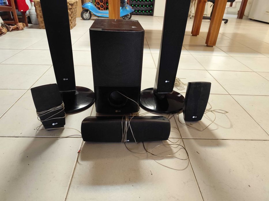VENDO UM CONJUNTO DE COLUNAS DE HOME CINEMA LG