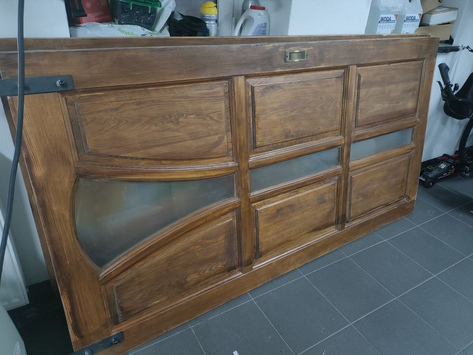 Solidne drewniane drzwi retro vintage