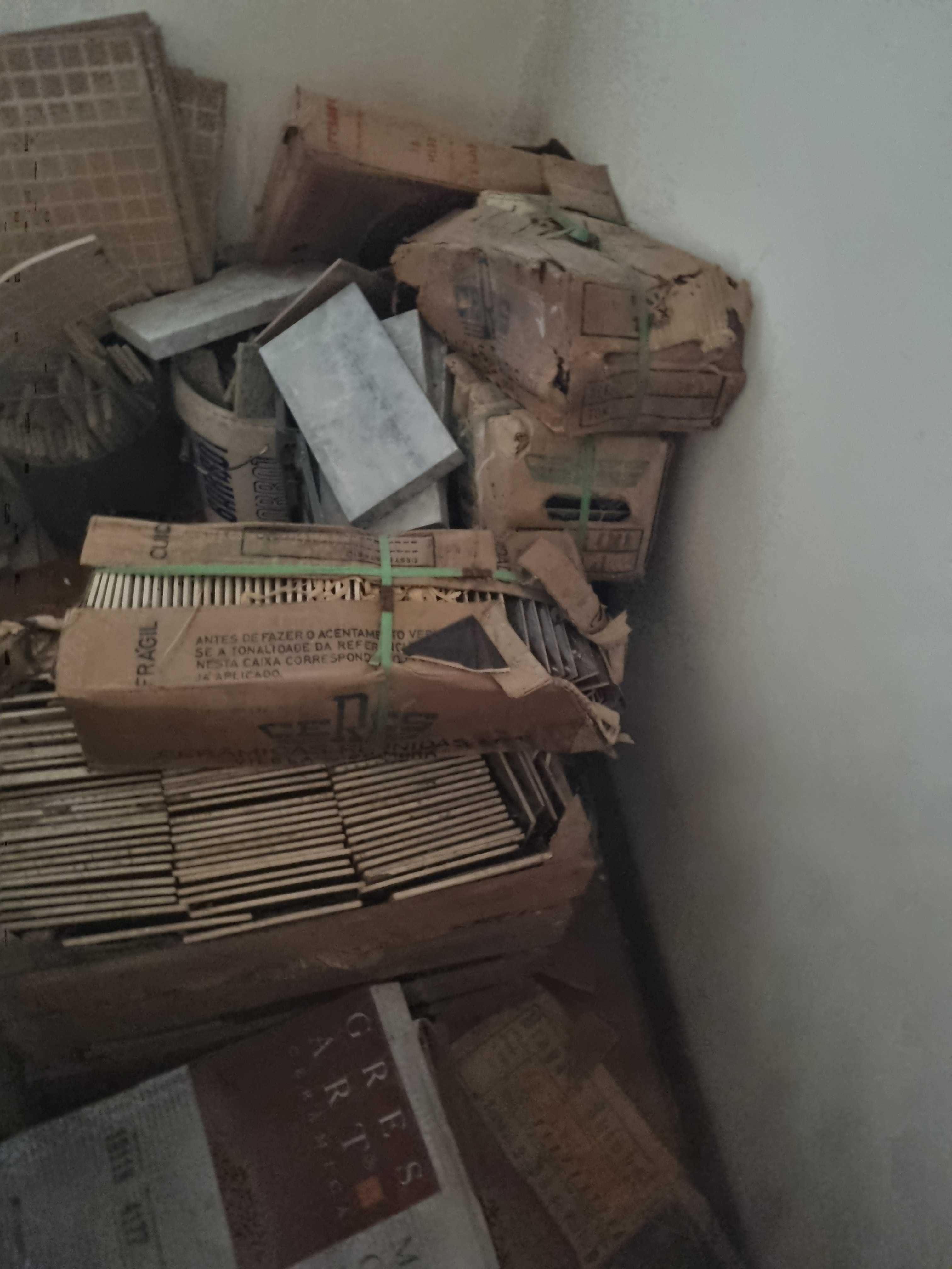 Dou pavimentos cerâmicos vários