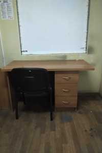 Zestaw mebli : 2x biurka, szafka ścienna, szafa, krzesło, tablica