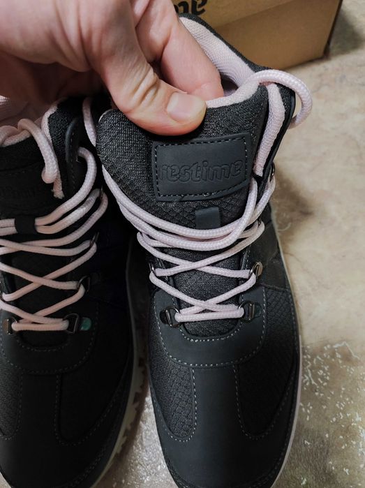 Демисезонные фирменные ботинки кроссовки Restime 37р