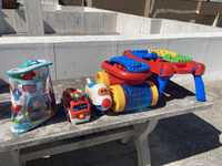 Brinquedos (mega blocos, aviao e carro dos bombeiros)