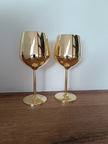 Złote kieliszki ze stali nierdzewnej.