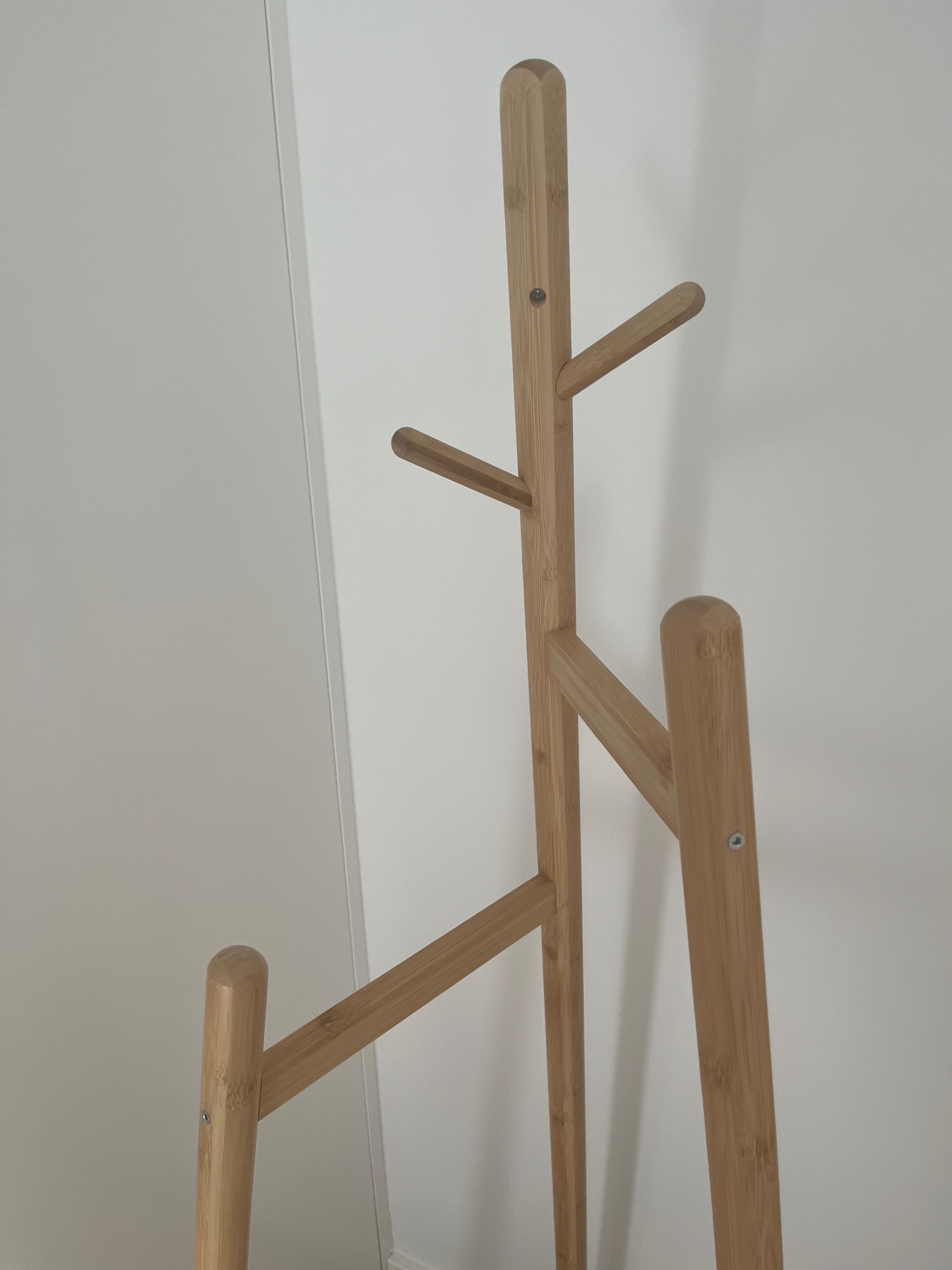 Cabide pé  IKEA.