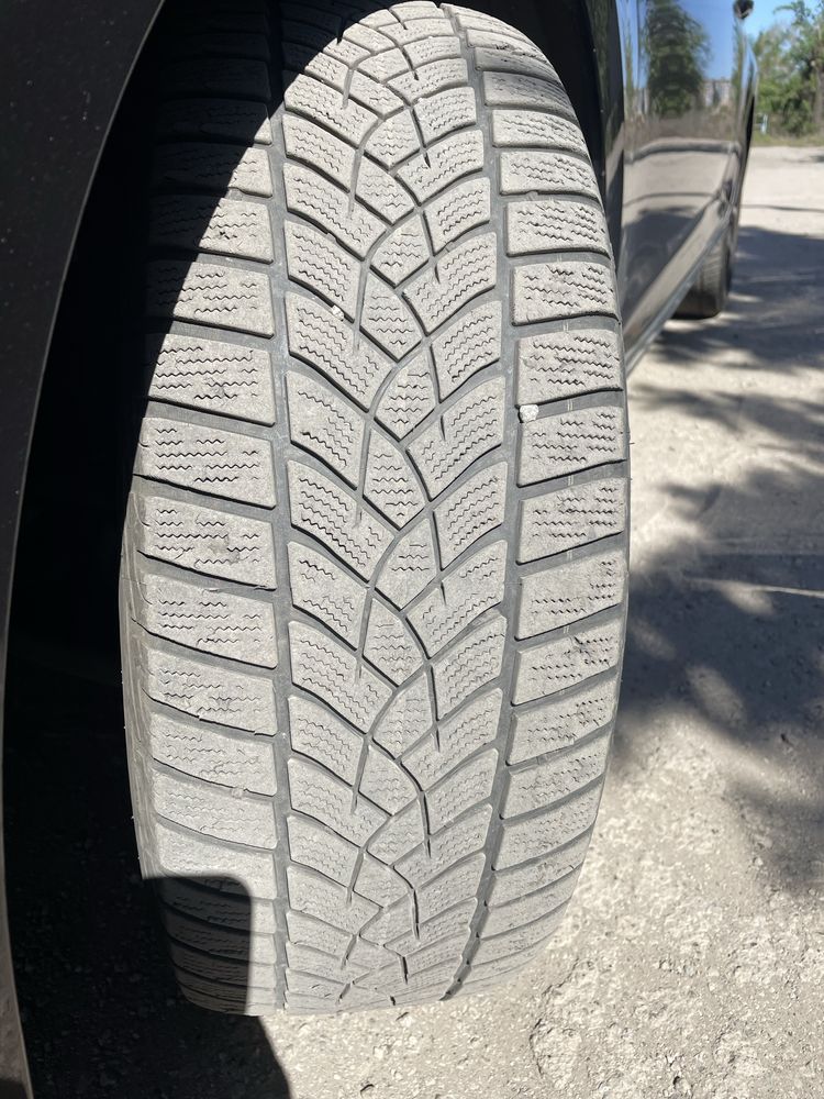 Goodyear ultragrip perfomance R17 215 55