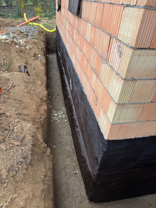 Izolacje fundamentów drenaże zbiorniki drogi podbudowy usługi koparka
