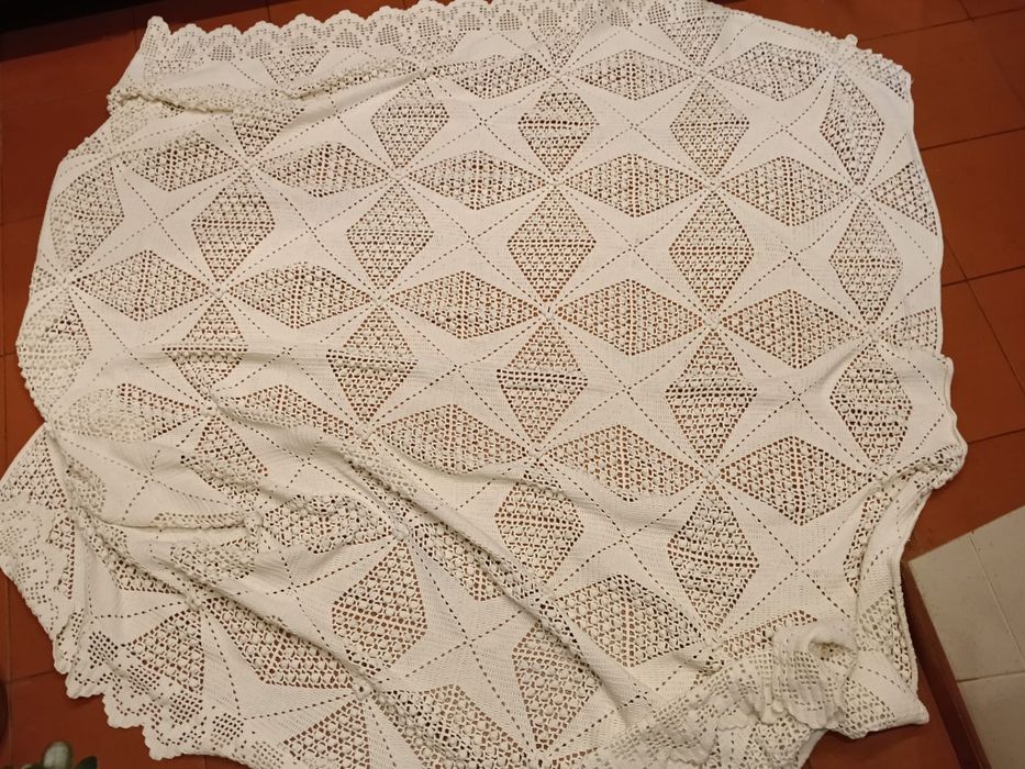 Colcha de renda usada ,linhas n.6 ,como nova