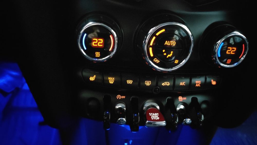 Sprzedam samochód MINI COOPER 1,5 benzyna .