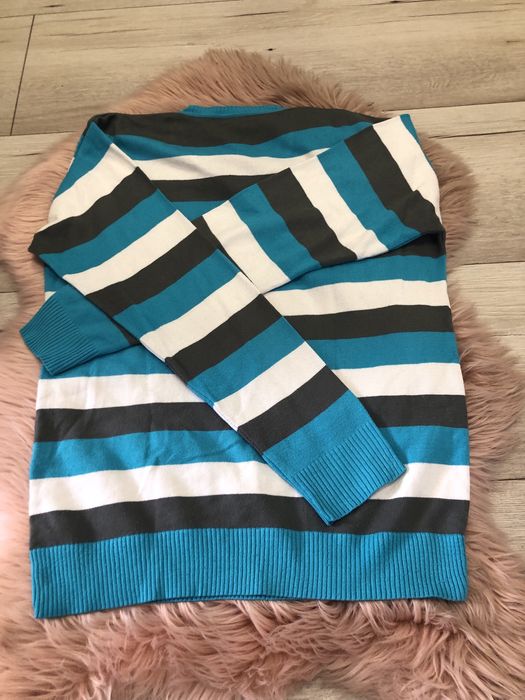 Sweter w serek Lacoste