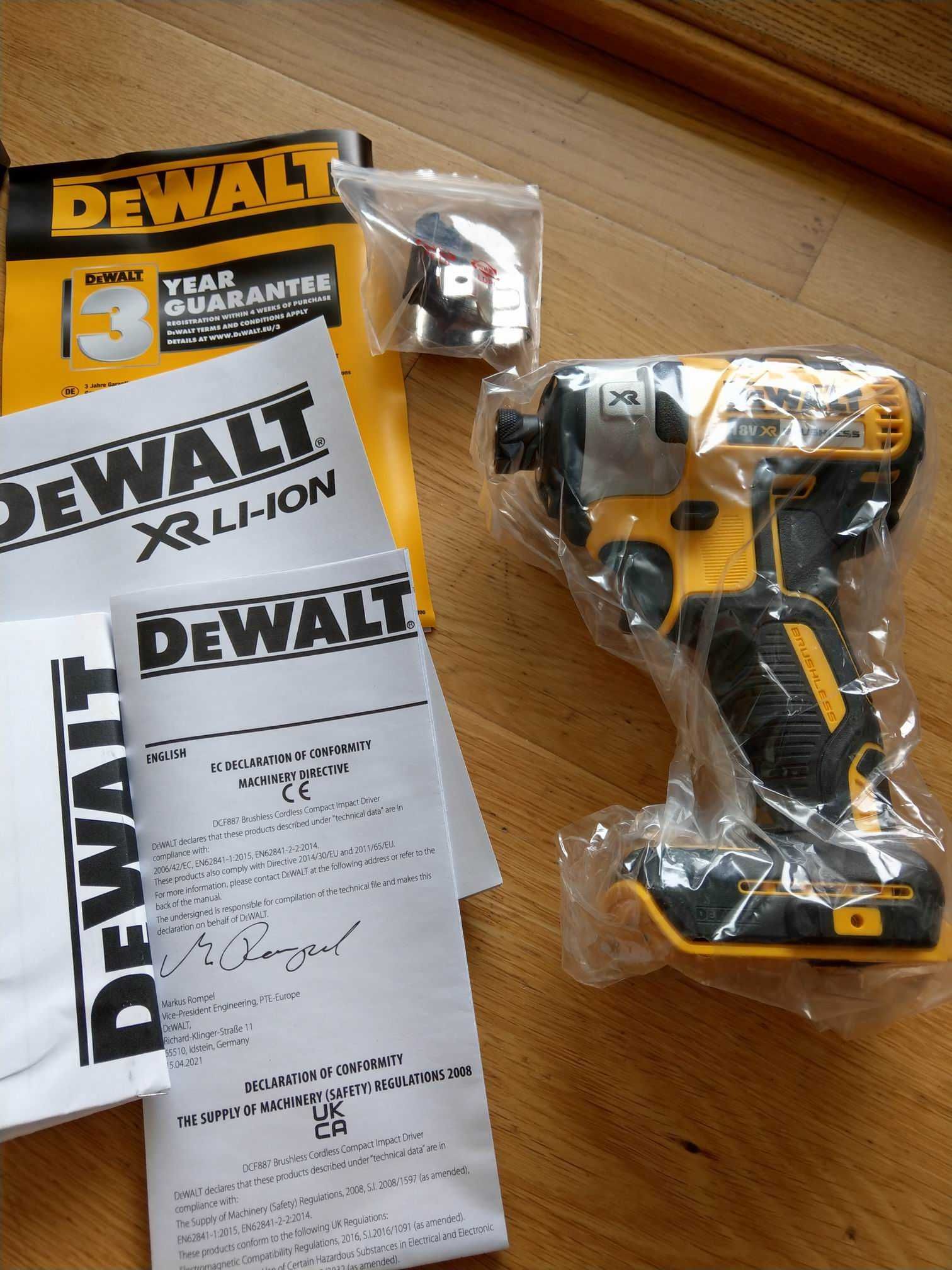 Wkrętarka udarowa zakrętarka Dewalt DCF887N