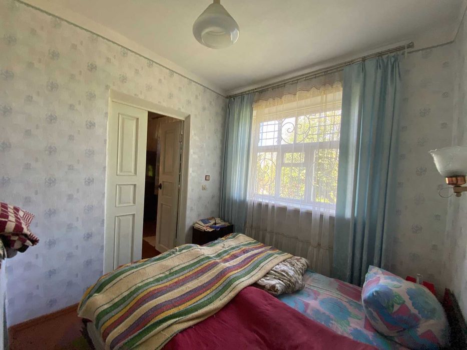 Продається дачний будинок з гаражем у мальовничому місці!