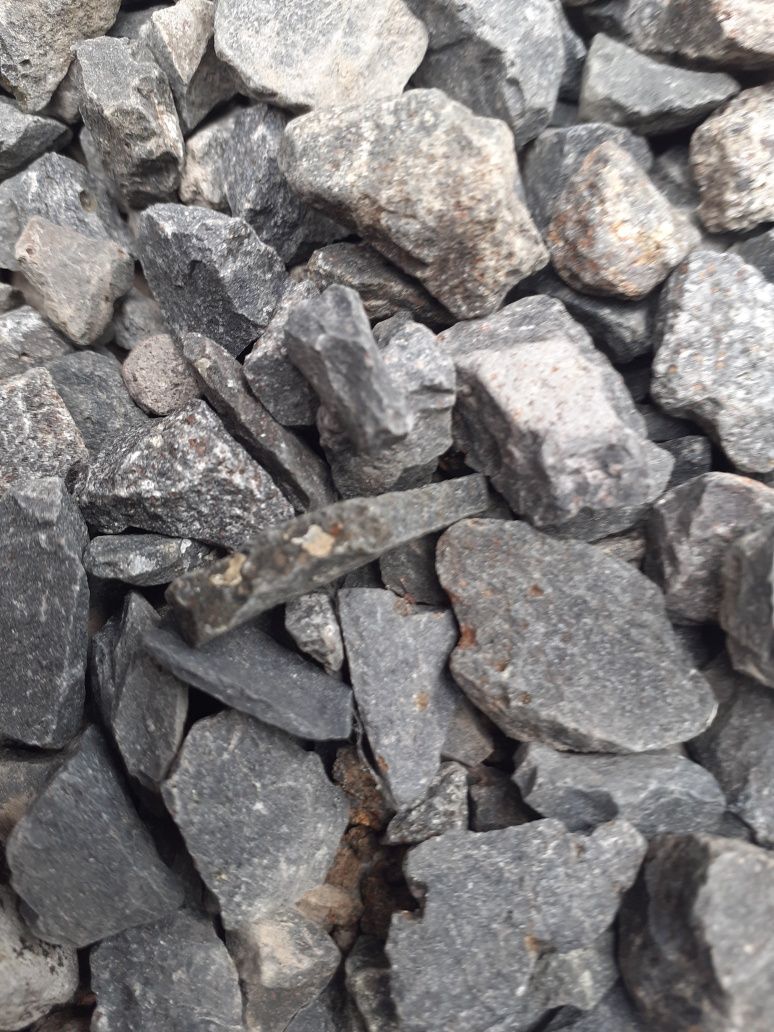 Grys czarny bazaltowy kamień łamany drobny 8-16