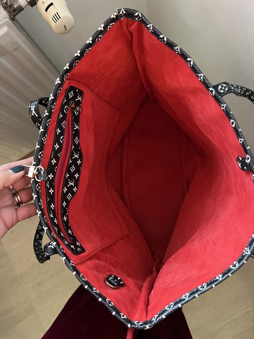 Mala LV em preto com interior vermelho