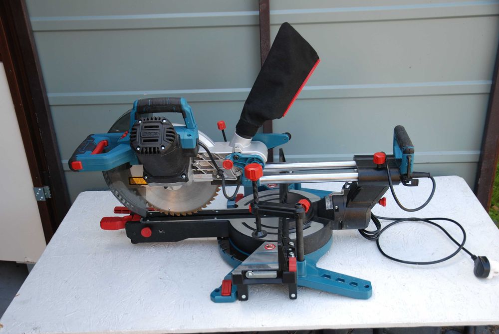 Ukośnica z posuwem Erbauer 1800 W 254 mm