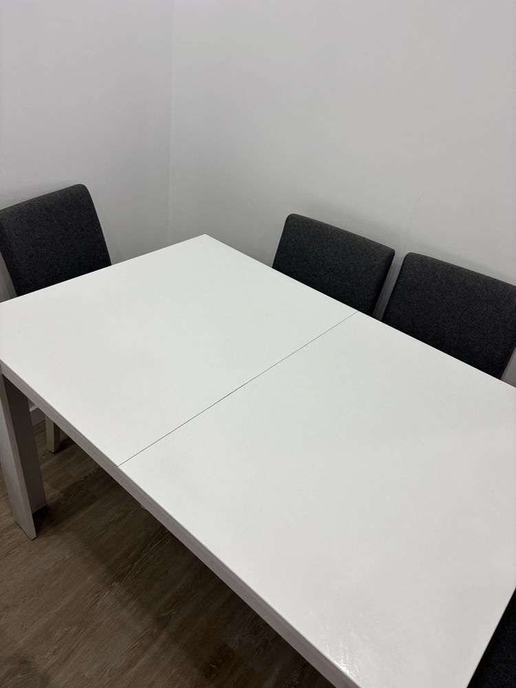 Vendo mesa extensivel e 4 cadeiras