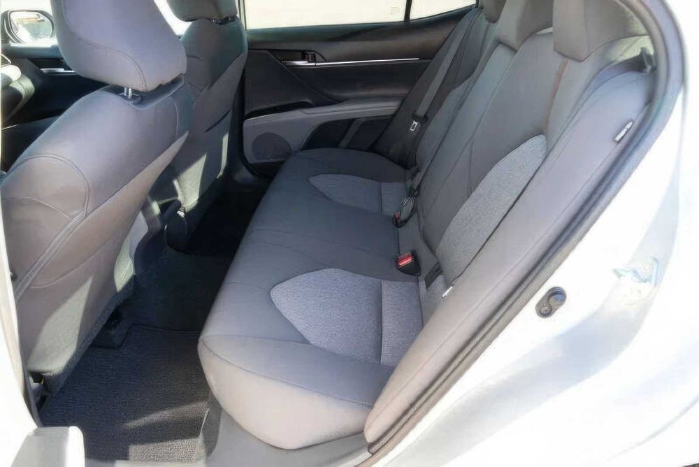 Toyota Camry LE      2020