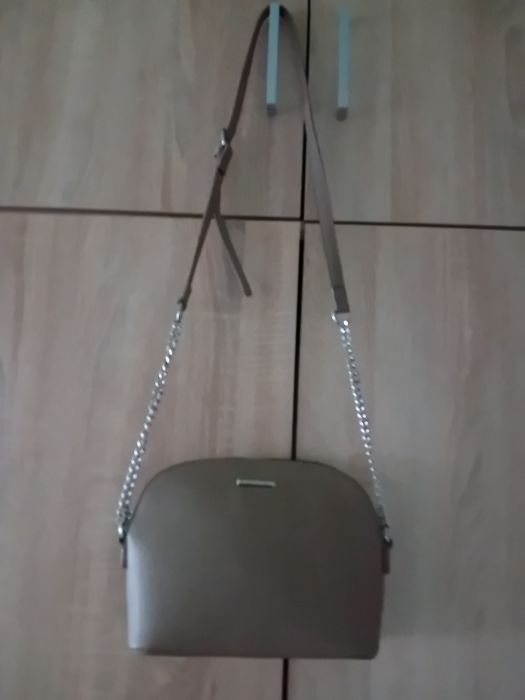 Torebka koloru jasno brązowy na długim pasku regulowanym z łańcuchami