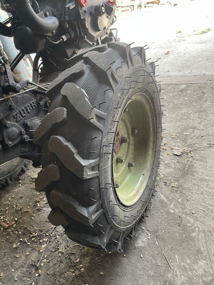 Продається мотоблок з причіпом та знаряддям.