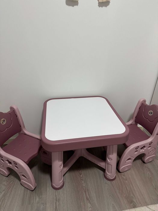Mesinha infantil com duas cadeiras