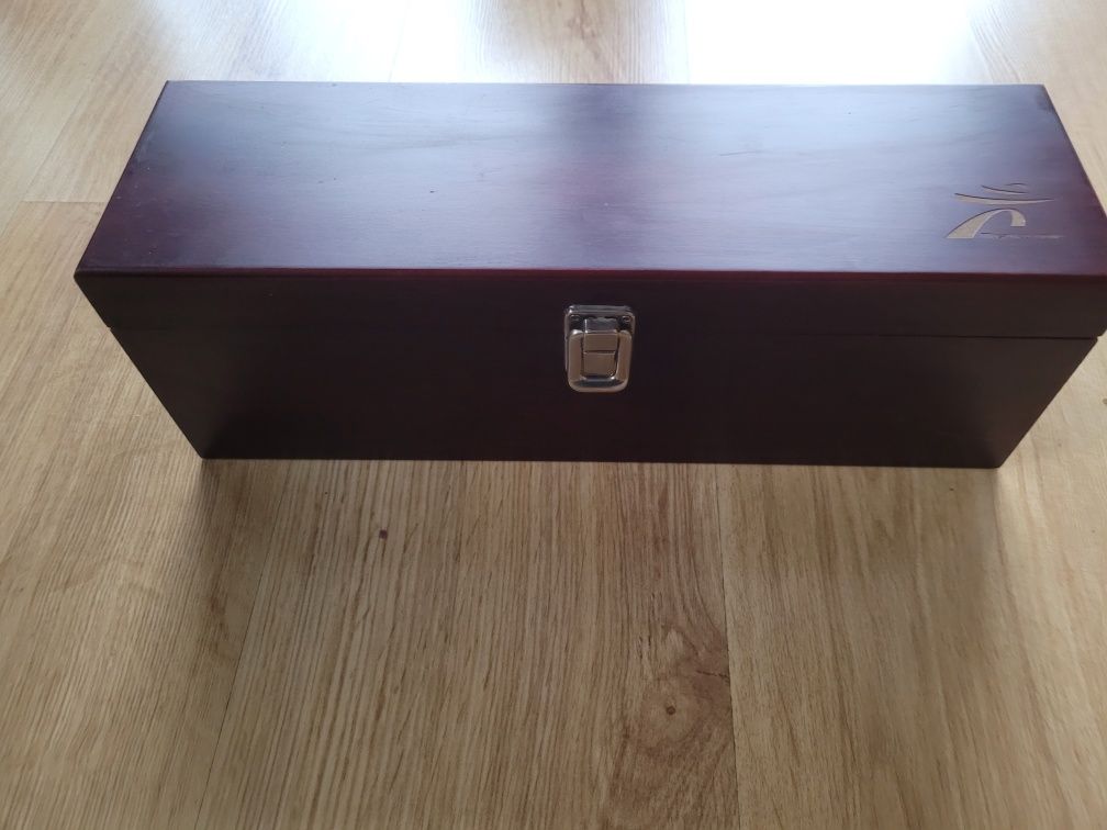 Eleganckie, drewniane pudełko na wino z akcesoriami