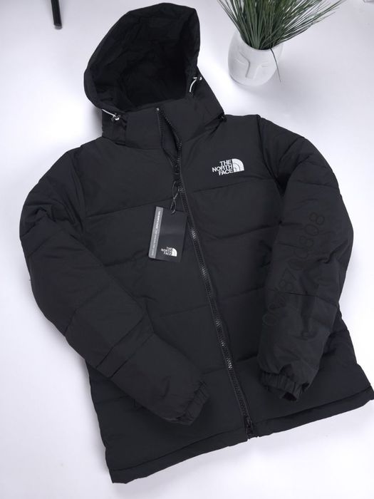 Чоловіча зимова куртка TNF тепла чорного кольору.