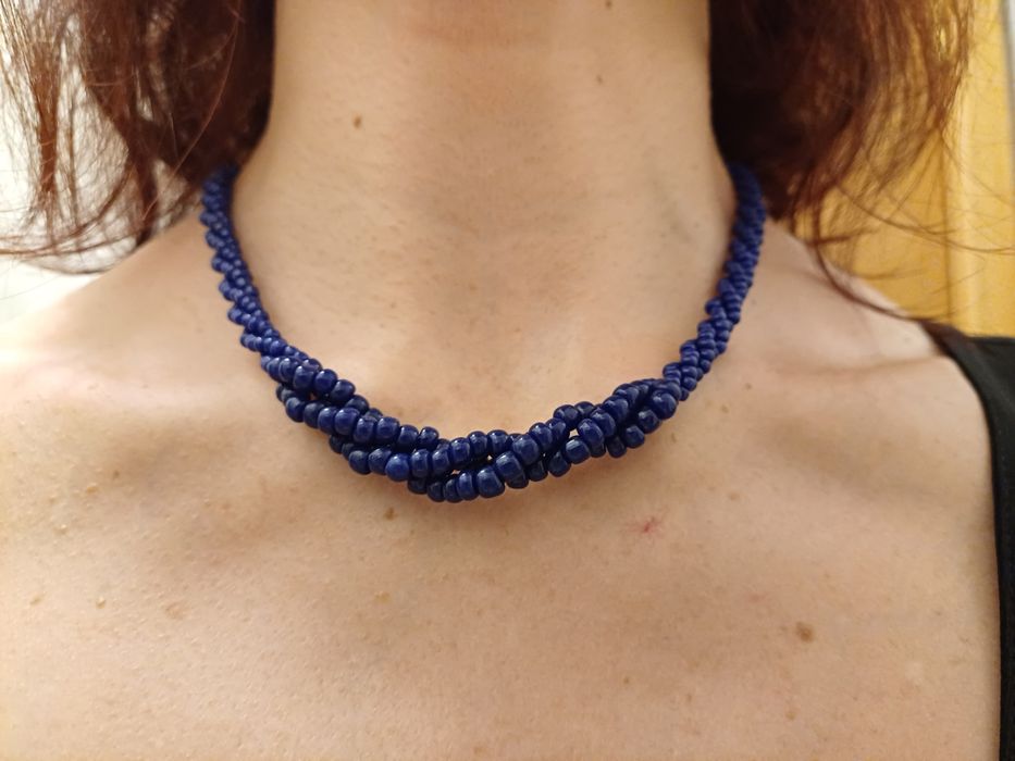 Colar/choker de missangas azuis