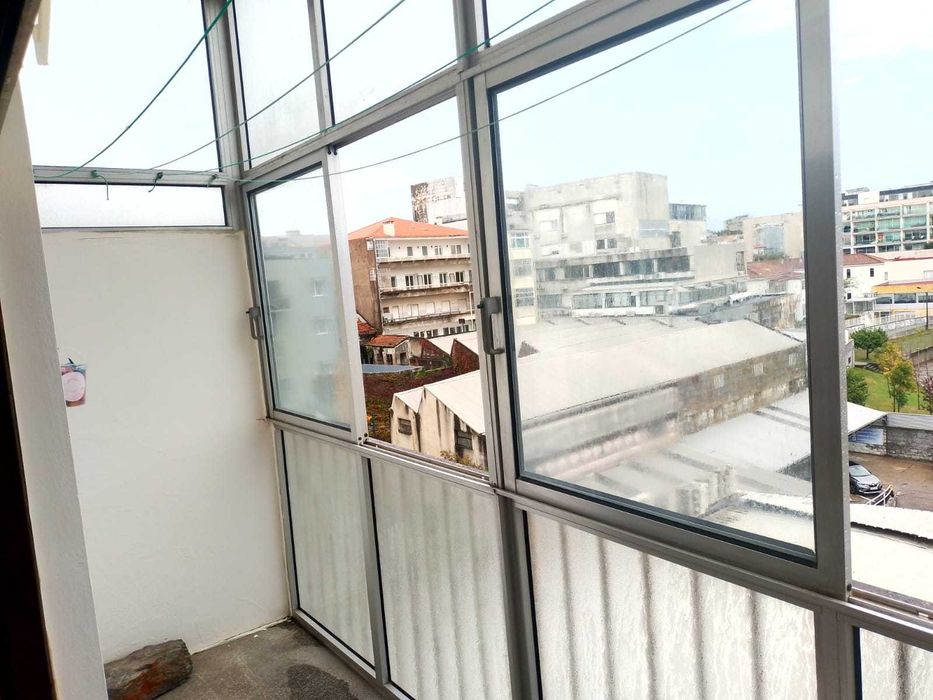 Alugo quarto espaçoso e arejado