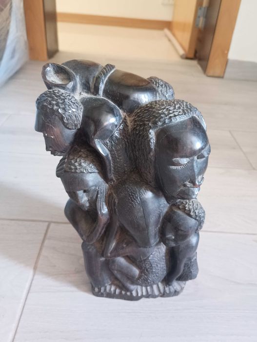 Escultura em pau preto detalhada ( mais de 50 anos )