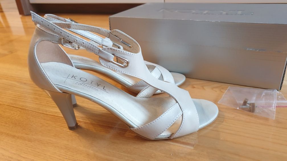 Buty klasyczne beżowe firmy KOTYL