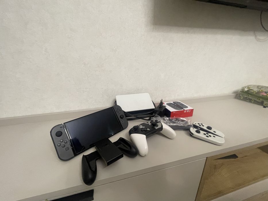 Nintendo Switch Oled +контролери joy-con,білі в подарунок,торг
