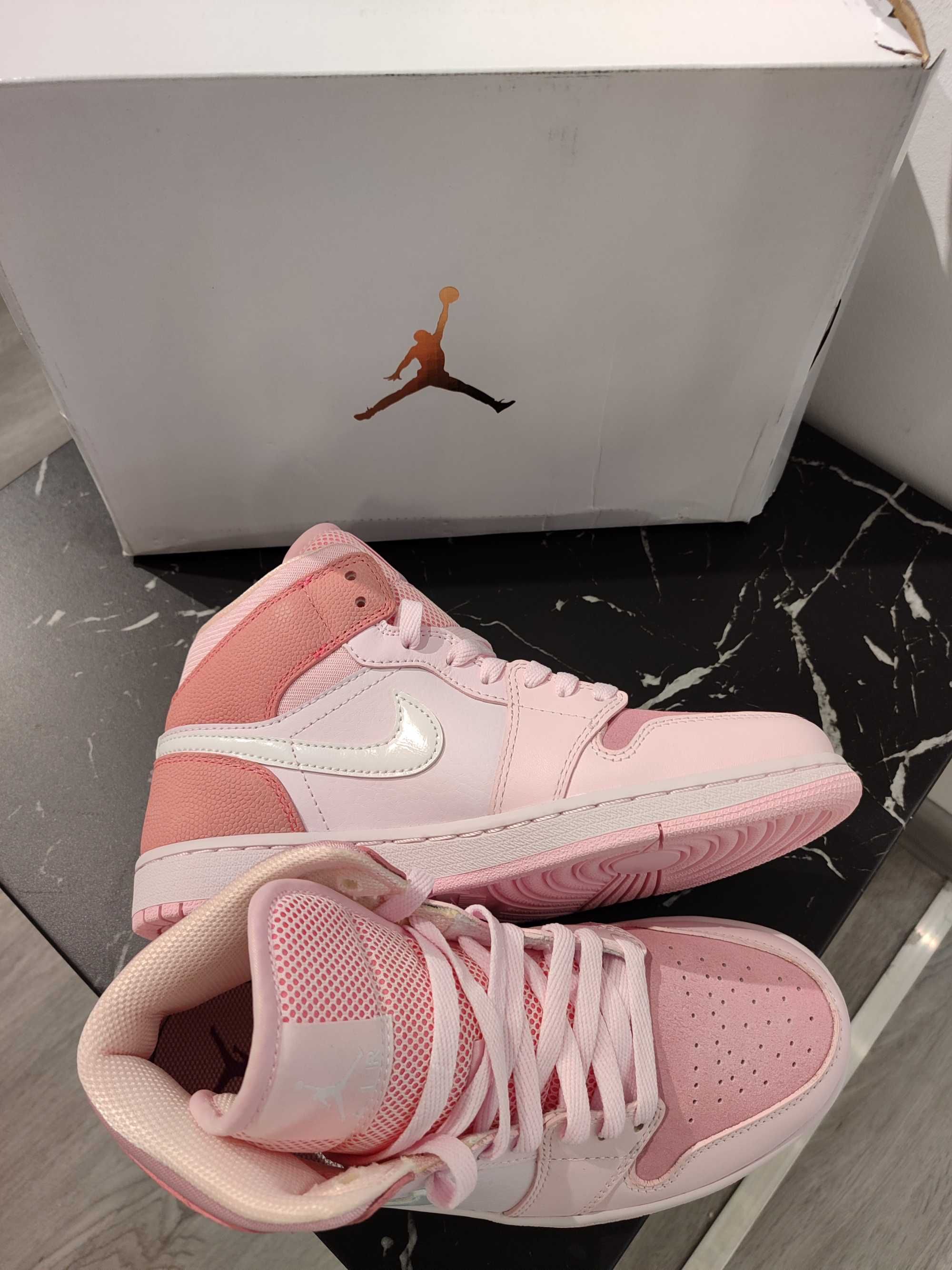 Кросівки Air Jordan 1 Mid 'Digital Pink'