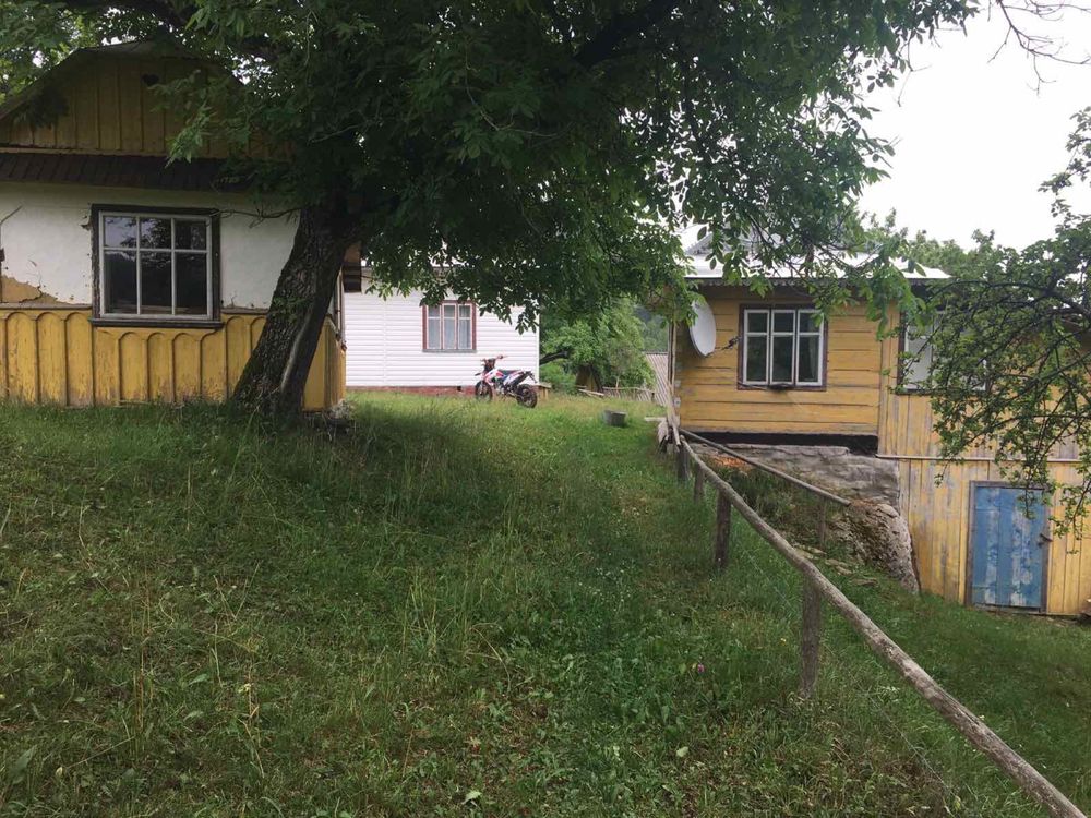 Будинок з земельною ділянкою
