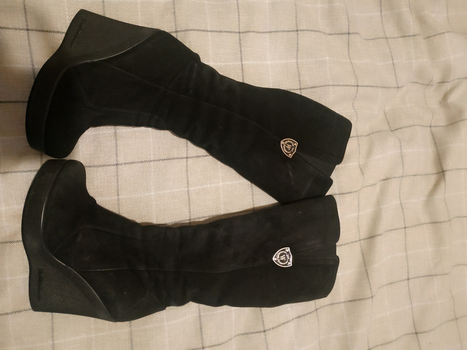 Зимові чоботи.Натуральна замша.
Чоботи в дуже доброму стані.
36 розм