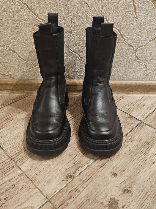 Продаю чорні шкіряні челсі  розмір 38 з утепленням.