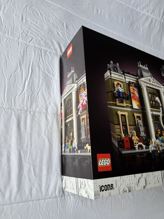 LEGO Icons #10326 - Natural History Museum