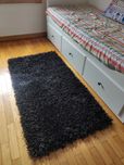 Tapetes de quarto pretos estilo shaggy