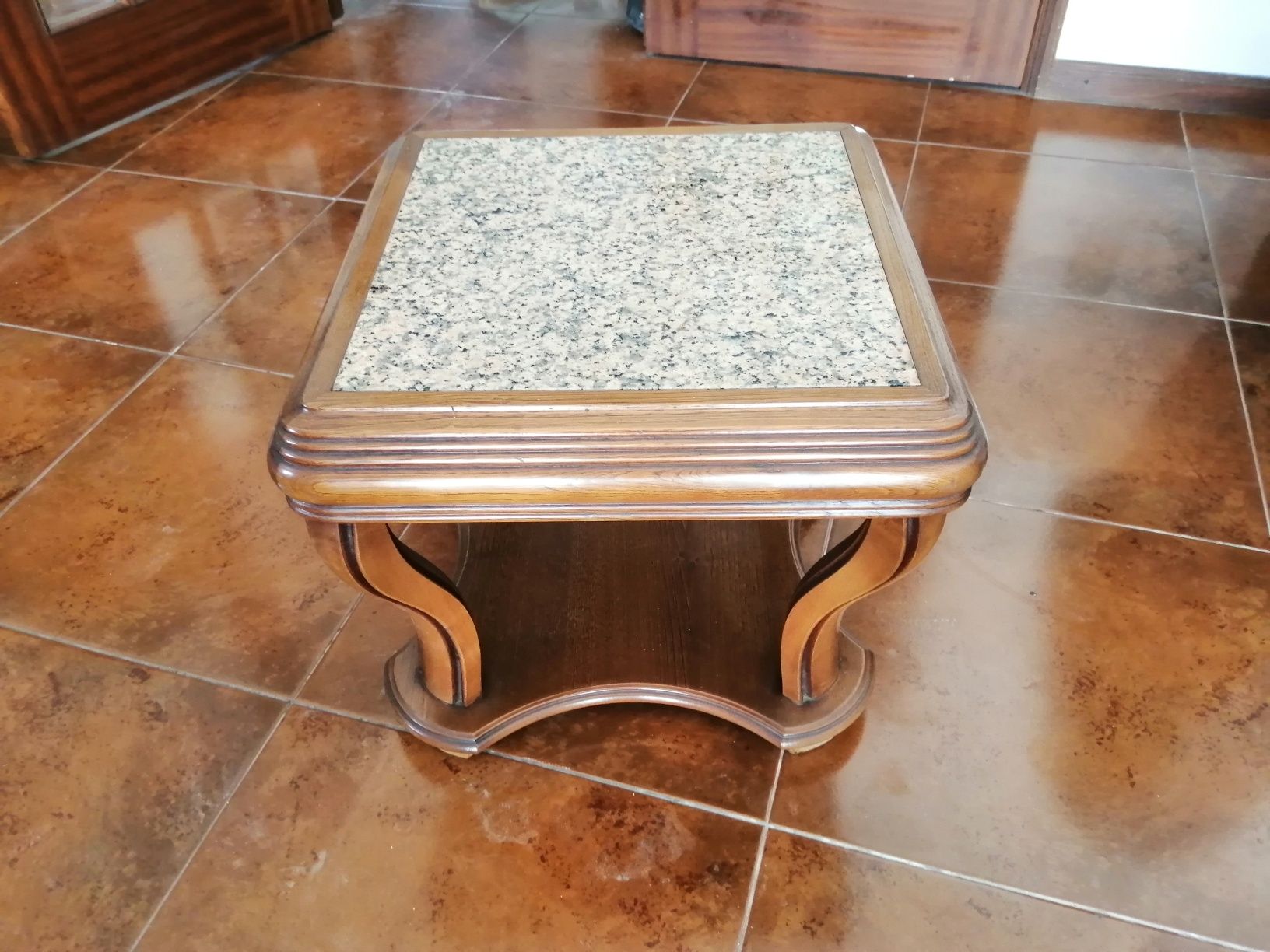 Mesa de centro com tampo granito