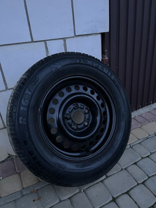 Opony z felgami 215/70R16 lub same felgi.