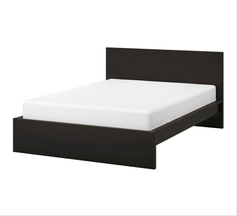 Cama de casal + mesas de cabeceira