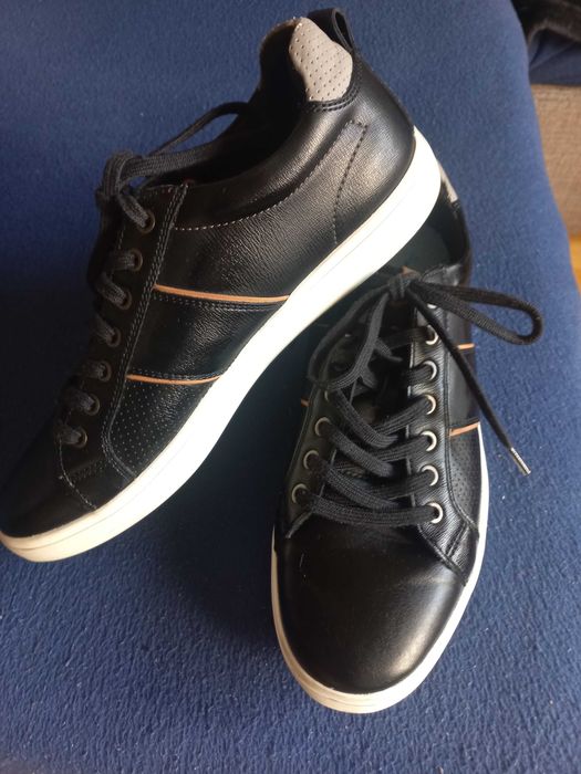 Sapatos / Sapatilhas para uso informal ou clássico.