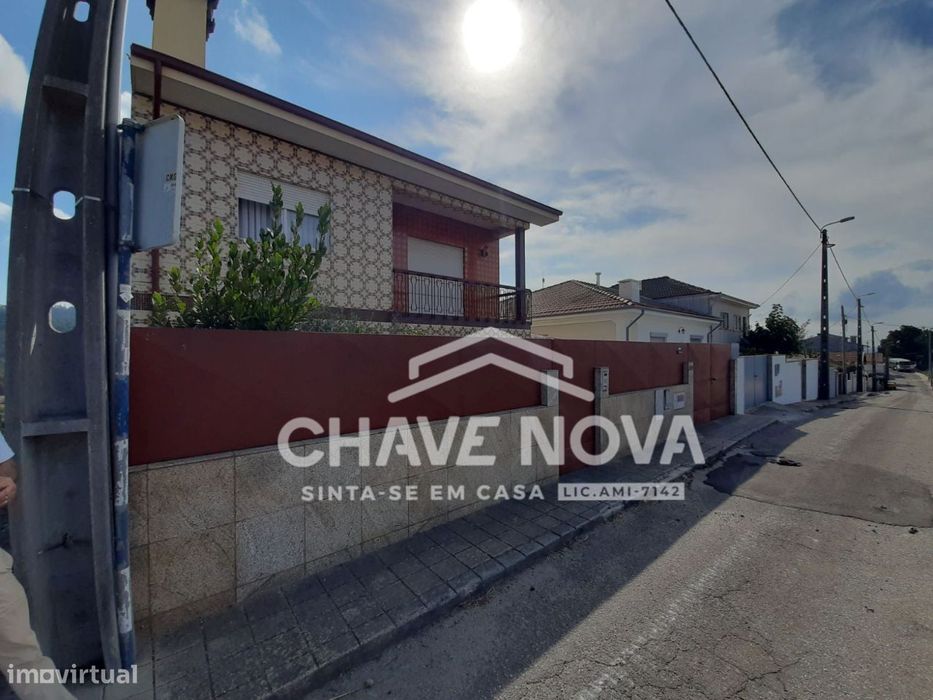 Moradia T4+1 (Mais prédio c/ 2 apartamentos T2) em S. Pedro da Cova