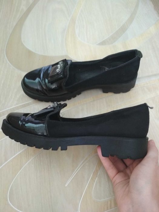 Стильні туфлі 36 розмір 23.2см лофери шкільні в школу на тракторній